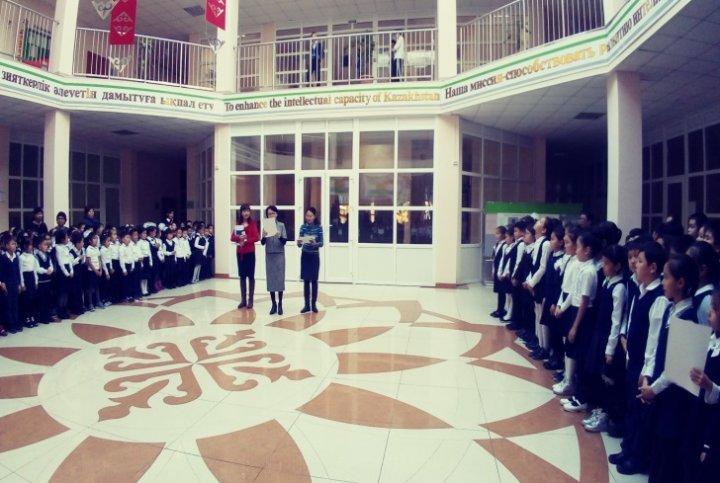 Әр дүйсенбі күні өтетін апталық жиыннан үзінді